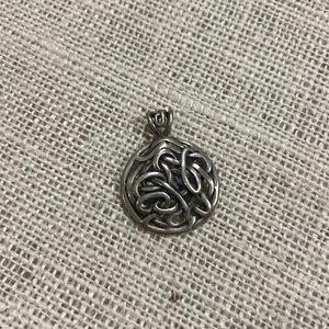 Silpada sterling silver pendant. Used to sell. Used as display🌸